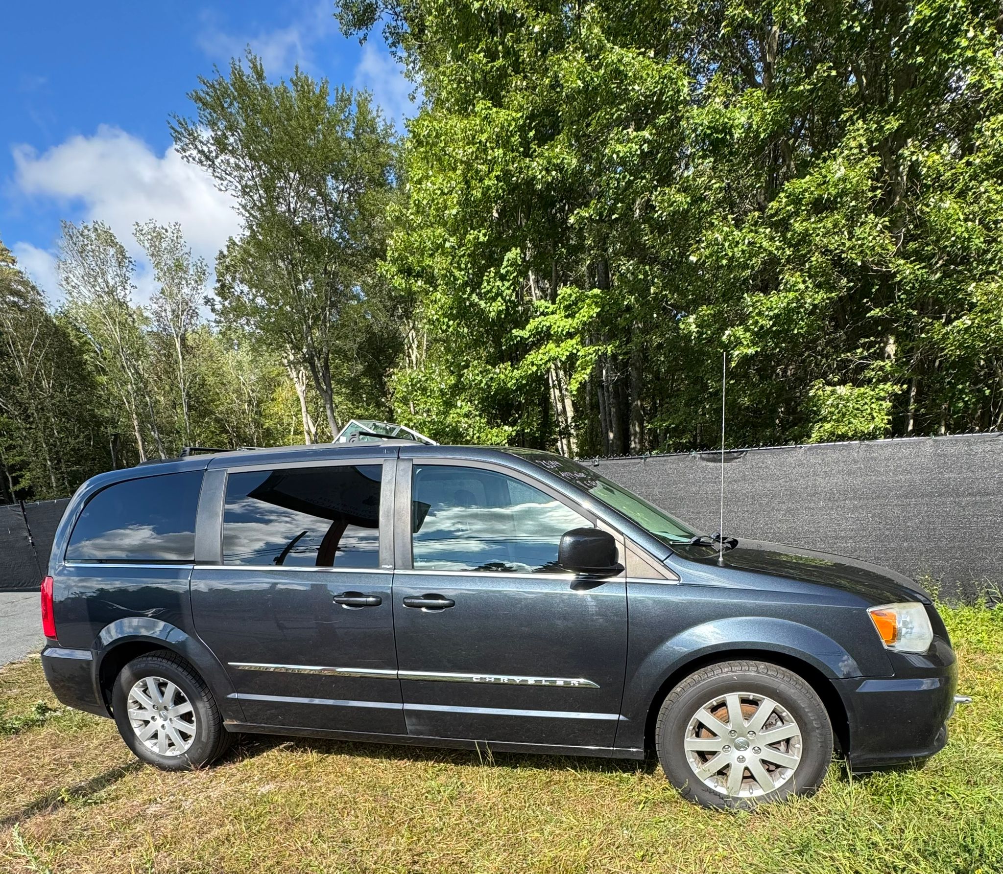
								2014 Chry Town and Country, $5900 full									