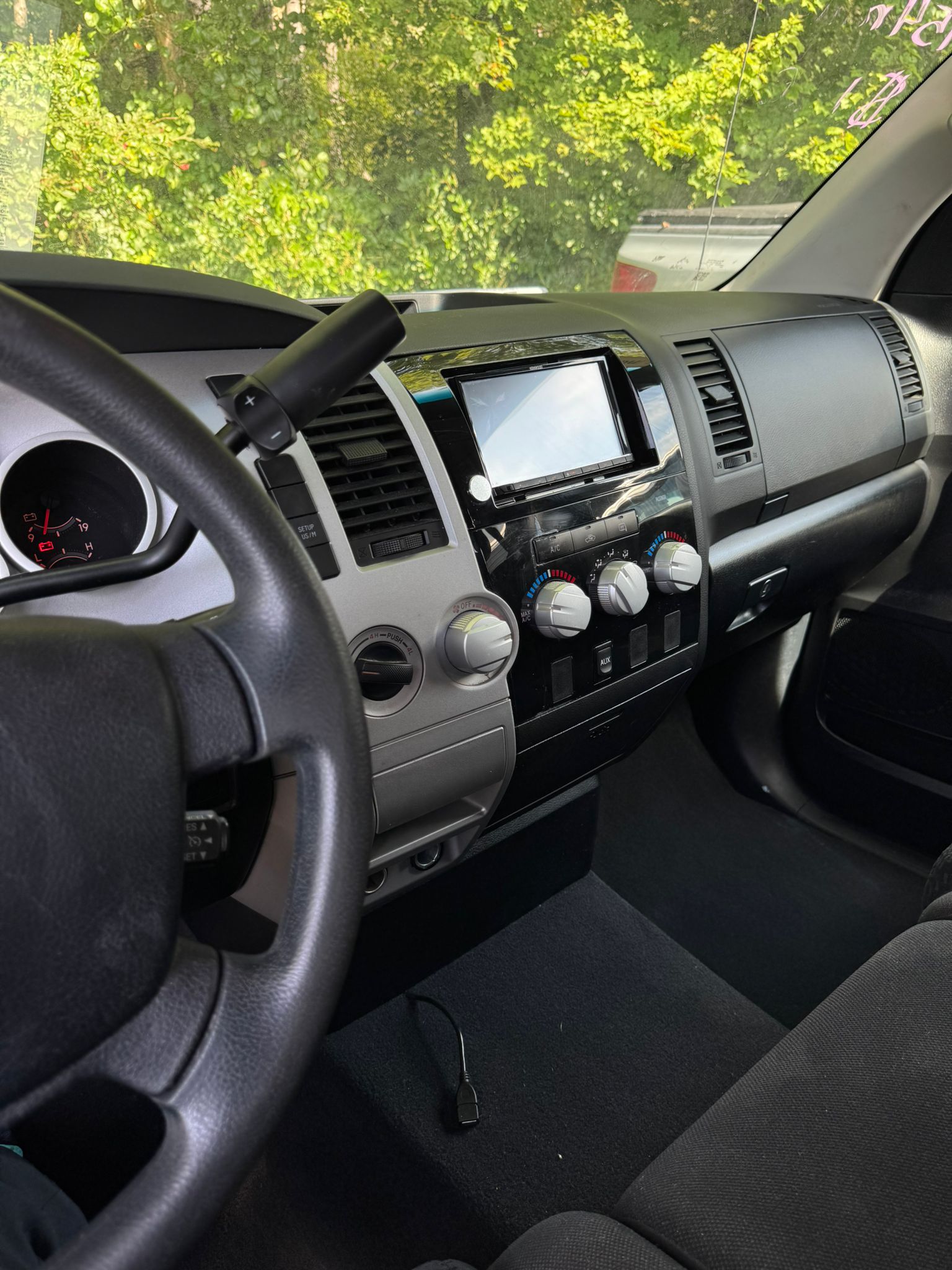 
								2008 Toyo Tundra, $12.000 full									